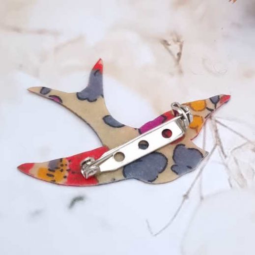 Broche hirondelle en liberty betsy fluo thé Broche hirondelle en liberty betsy fluo thé