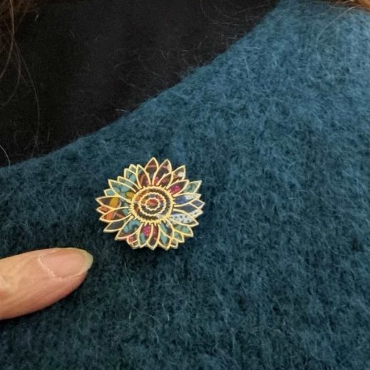 Broche petit tournesol en liberty Strawberry thief denim Broche petit tournesol en liberty Strawberry thief denim