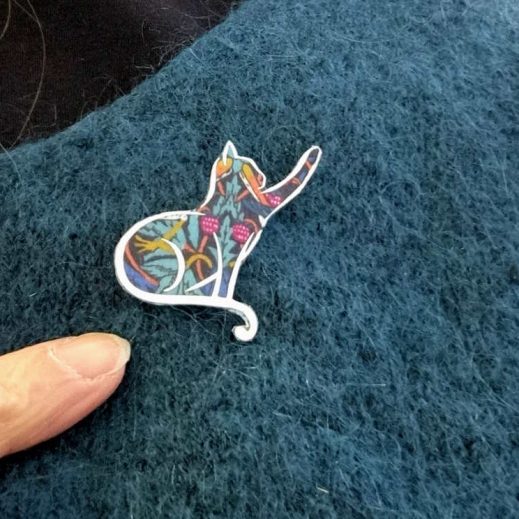 Broche Chat en liberty Strawberry thief denim Broche Chat en liberty Strawberry thief denim