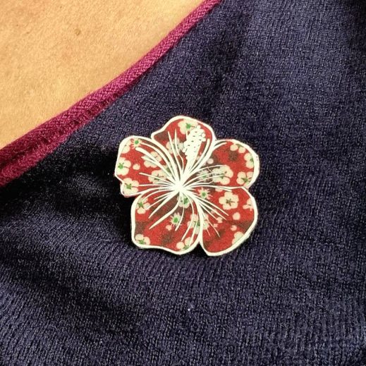 Broche fleur d'hibiscus en liberty Mitsi valéria rubis Broche fleur d'hibiscus en liberty Mitsi valéria rubis