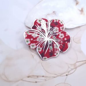 Broche fleur d'hibiscus en liberty Mitsi valéria rubis