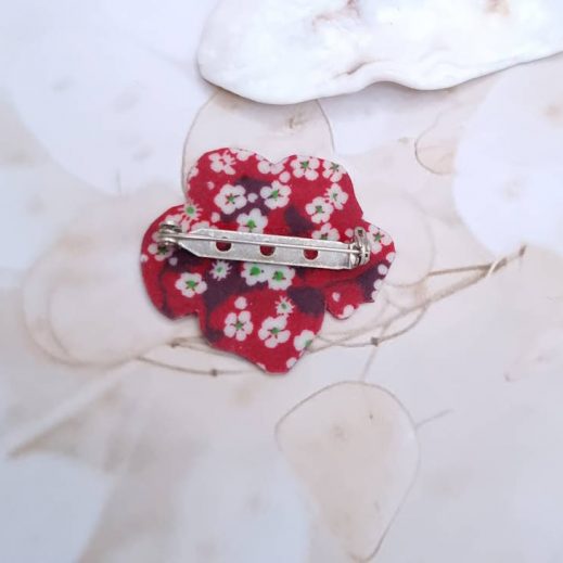 Broche fleur d'hibiscus en liberty Mitsi valéria rubis Broche fleur d'hibiscus en liberty Mitsi valéria rubis