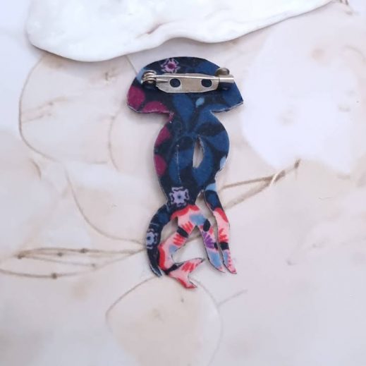 Broche Méduse en liberty Perséphone violine Broche Méduse en liberty Perséphone violine