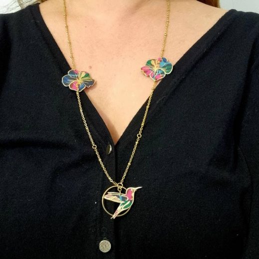 Sautoir colibri et fleur hibiscus en liberty Revival fushia Sautoir colibri et fleur hibiscus en liberty Revival fushia