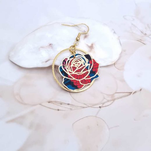 boucles rose en liberty ciara pétrole et acier doré 2 Boucles d'oreilles dépareillées asymétriques Rose et Matriochka en tissu liberty Ciara pétrole et acier inoxydable doré