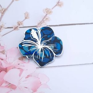 Broche fleur d'hibiscus en liberty Perséphone bleu