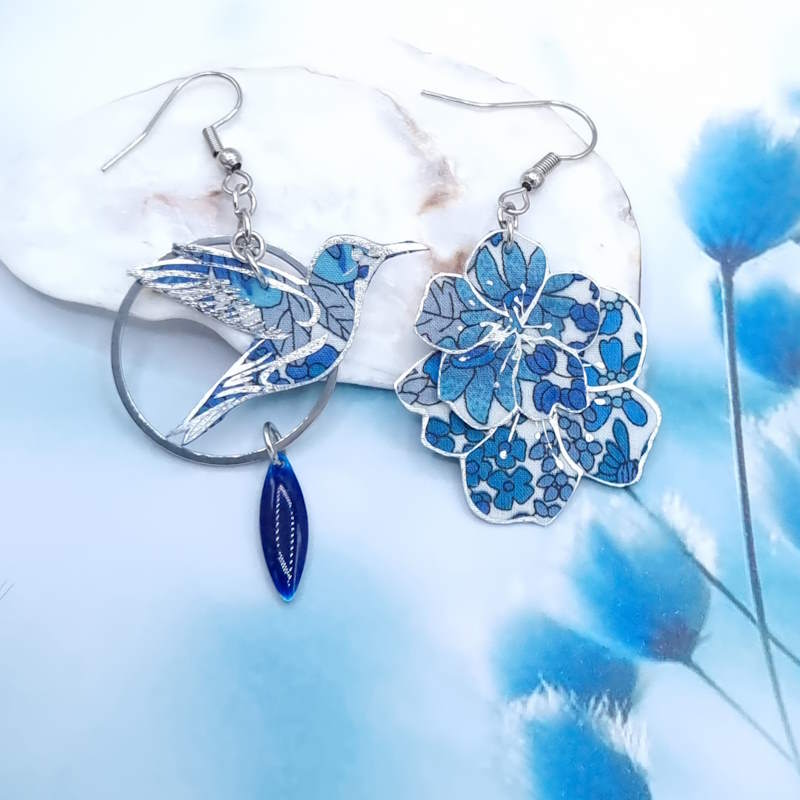 boucles d'oreilles colibri et fleurs de cerisier en liberty Margareth Annie bleu