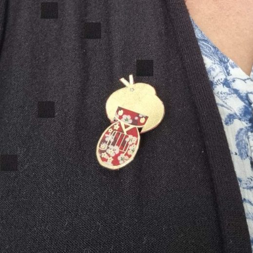 Broche Kokeshi en Liberty Mitsi Valéria rubis Broche Kokeshi en Liberty Mitsi Valéria rubis