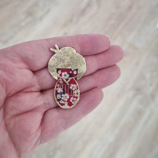 Broche Kokeshi en Liberty Mitsi Valéria rubis Broche Kokeshi en Liberty Mitsi Valéria rubis