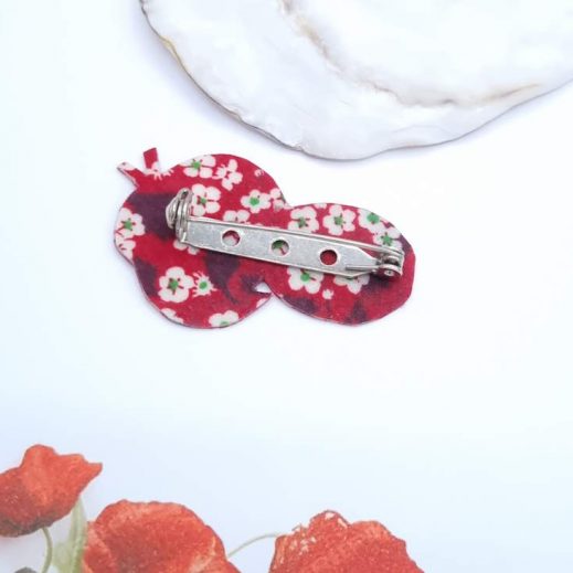 Broche Kokeshi en Liberty Mitsi Valéria rubis Broche Kokeshi en Liberty Mitsi Valéria rubis