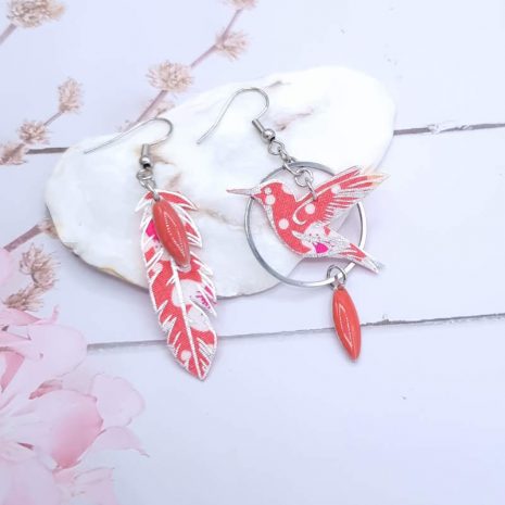 Boucles d'oreilles colibri et plume en Petit Pan fleur des îles rose de sables