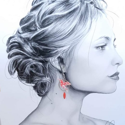 Boucles d'oreilles colibri et plume en Petit Pan fleur des îles rose de sables Boucles d'oreilles colibri et plume en Petit Pan fleur des îles rose de sables