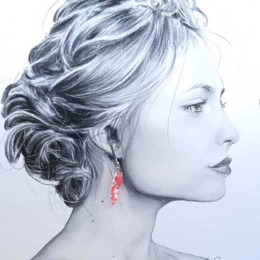 Boucles d'oreilles colibri et plume en Petit Pan fleur des îles rose de sables Boucles d'oreilles colibri et plume en Petit Pan fleur des îles rose de sables