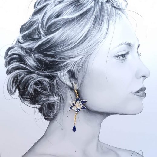 Boucles d'oreilles oiseau colibri et fleur de lys en liberty Capel Navy Boucles d'oreilles oiseau colibri et fleur de lys en liberty Capel Navy