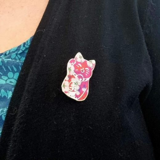 Broche chat Bonheur en Liberty Mitsi hibiscus Broche chat Bonheur en Liberty Mitsi hibiscus