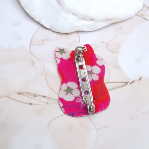 Broche chat Bonheur en Liberty Mitsi hibiscus Broche chat Bonheur en Liberty Mitsi hibiscus