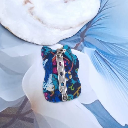 Broche chat Bonheur en Liberty Strawberry thief denim Broche chat Bonheur en Liberty Strawberry thief denim