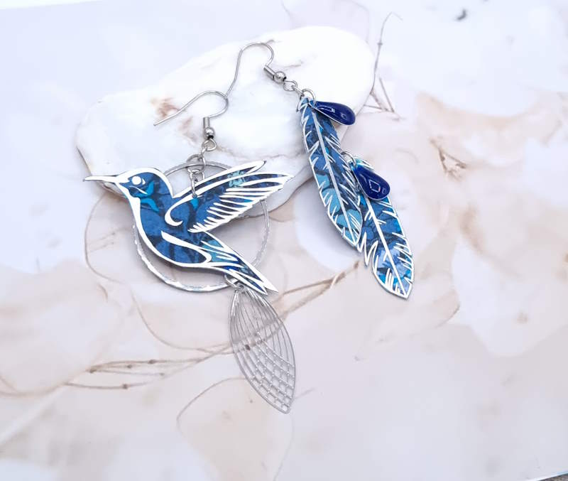 Boucles d'oreilles grand colibri et plumes en liberty Perséphone bleu