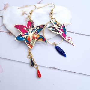 Boucles d'oreilles colibri et fleur de lys en TISSU liberty Ciara pétrole