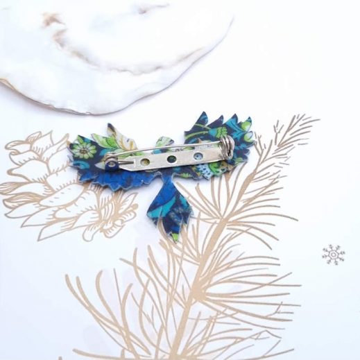 Broche Phoenix en liberty Strawberry thief denim Broche Phoenix en liberty Strawberry thief denim