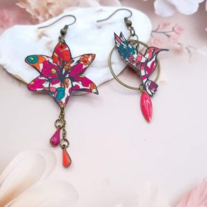 Boucles d'oreilles colibri et fleur de lys en TISSU liberty Margareth Annie fushia