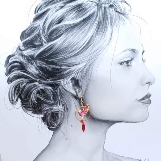 Boucles d'oreilles colibri et fleur de lys en TISSU liberty Wiltshire rouge Boucles d'oreilles colibri et fleur de lys en TISSU liberty Wiltshire rouge