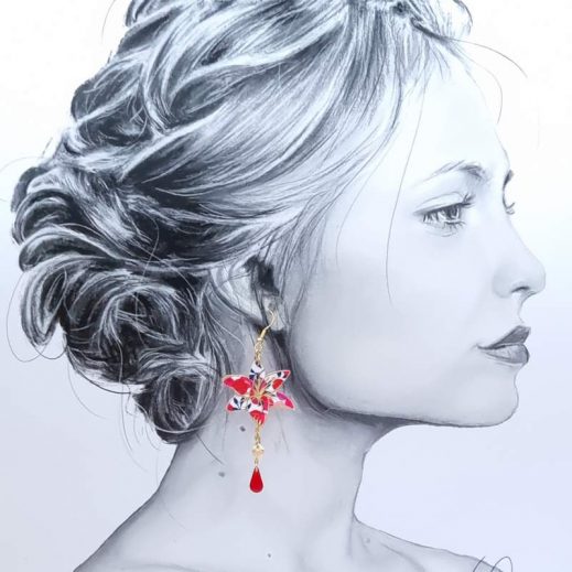 Boucles d'oreilles colibri et fleur de lys en TISSU liberty Wiltshire rouge Boucles d'oreilles colibri et fleur de lys en TISSU liberty Wiltshire rouge