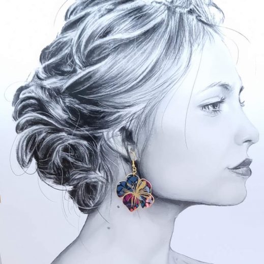 Boucles d'oreilles grand colibri et grand hibiscus en liberty Perséphone violine Boucles d'oreilles grand colibri et grand hibiscus en liberty Perséphone violine