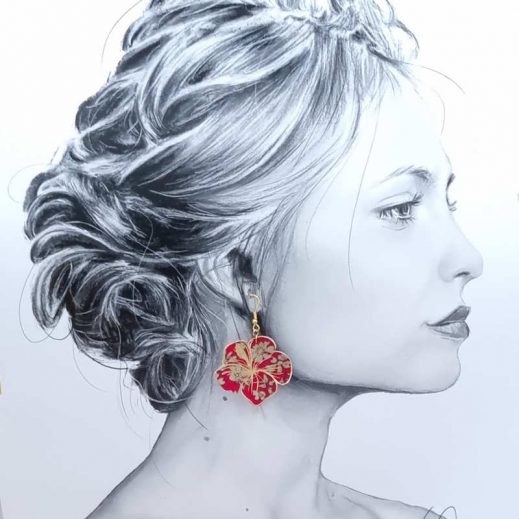 Boucles d'oreilles grand colibri et grand hibiscus en liberty Capel rubis Boucles d'oreilles grand colibri et grand hibiscus en liberty Capel rubis