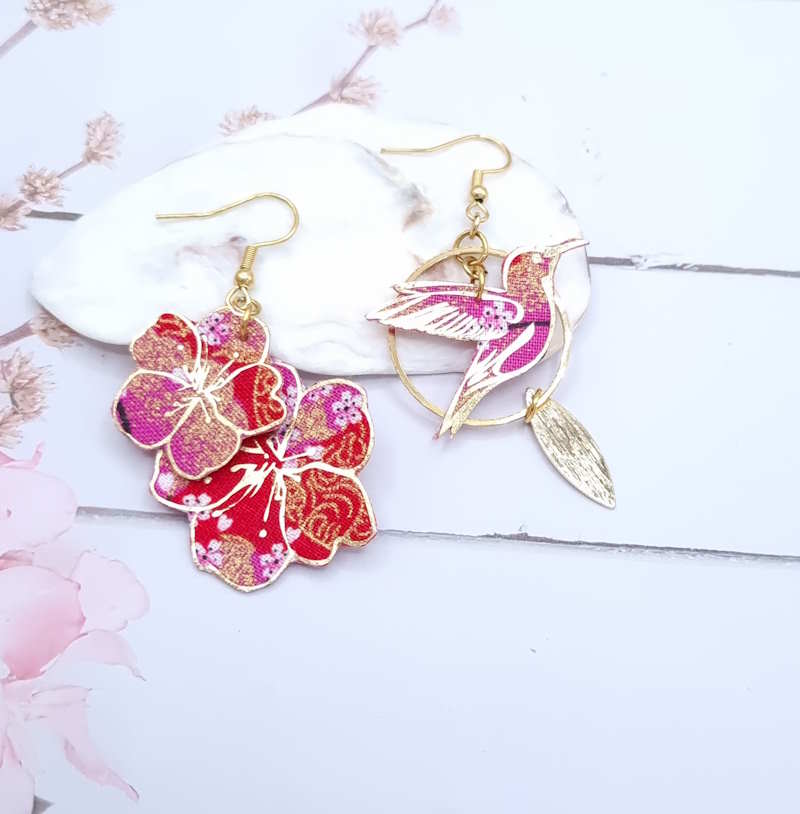 Boucles d'oreilles colibri et fleurs de cerisier en Tissu japonais Sakura rouge