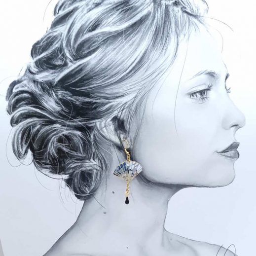 Boucles d'oreilles éventail et Kokeshi en TISSU liberty Thorpe bleu Boucles d'oreilles éventail et Kokeshi en TISSU liberty Thorpe bleu