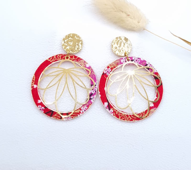 Boucles d'oreilles cercle et lys en Tissu Sakura rouge