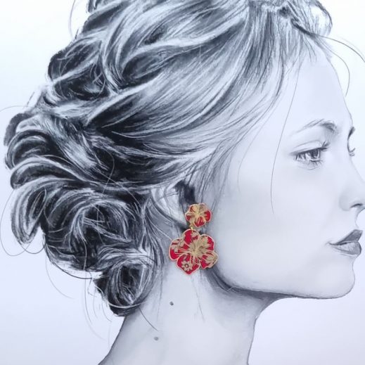 Boucles d'oreilles puces hibiscus avec pendant colibri et fleur d'hibiscus en liberty Capel rubis Boucles d'oreilles puces hibiscus avec pendant colibri et fleur d'hibiscus en liberty Capel rubis