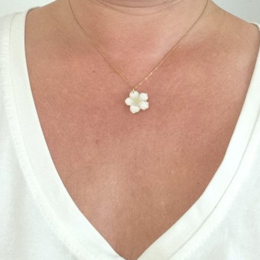 Collier petite Fleur de cerisier en liberty Ianthe Collier petite Fleur de cerisier en liberty Ianthe