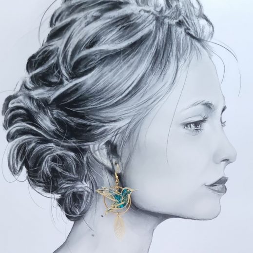 Boucles d'oreilles grand colibri et plumes en liberty Strawberry thief vert et or Boucles d'oreilles grand colibri et plumes en liberty Strawberry thief vert et or