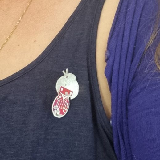 Broche Kokeshi en Liberty Mitsi Hibiscus Broche Kokeshi en Liberty Mitsi Hibiscus