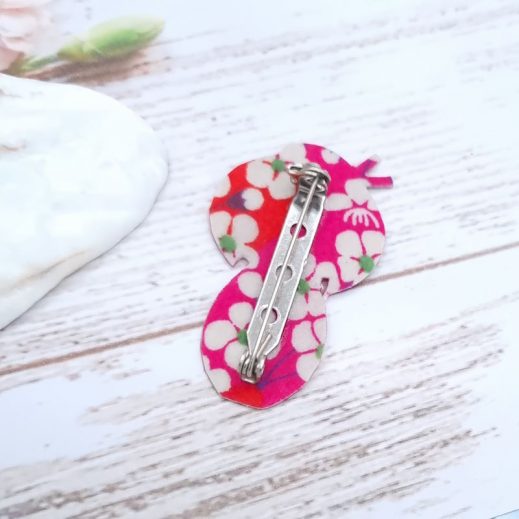 Broche Kokeshi en Liberty Mitsi Hibiscus Broche Kokeshi en Liberty Mitsi Hibiscus