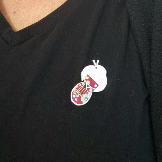 Broche Kokeshi en Liberty Mitsi Hibiscus Broche Kokeshi en Liberty Mitsi Hibiscus