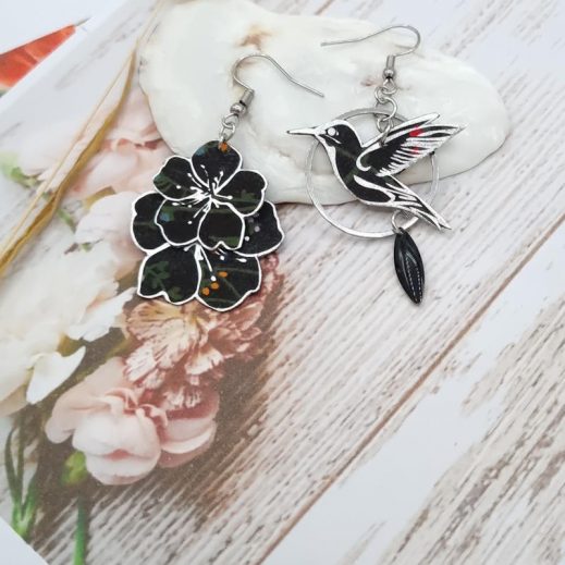Boucles d'oreilles colibri et fleurs de cerisier sakura en liberty Erica noir