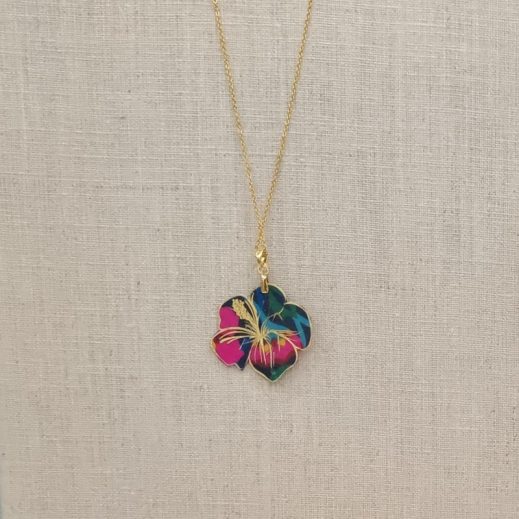 Collier Fleur d'hibiscus en liberty revival fushia Collier Fleur d'hibiscus en liberty revival fushia