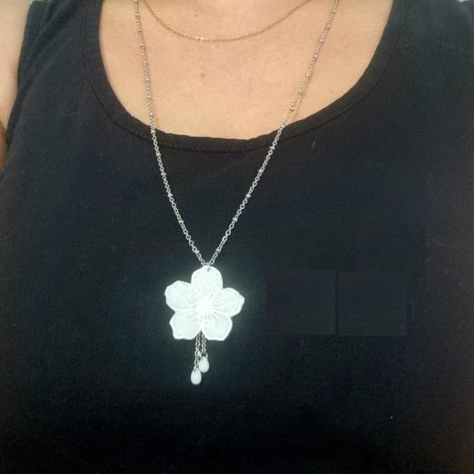 Sautoir fleur de cerisier Sakura en liberty Ianthe Sautoir fleur de cerisier Sakura en liberty Ianthe