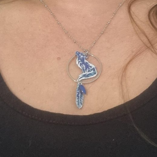 Collier loup et plume en tissu Hanako bleu Collier loup et plume en tissu Hanako bleu