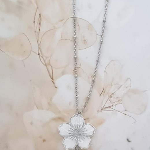 Sautoir fleur de cerisier Sakura en liberty Ianthe Sautoir fleur de cerisier Sakura en liberty Ianthe