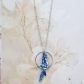 Collier loup et plume en tissu Hanako bleu