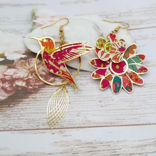 Boucles d'oreilles grand colibri et fleurs en TISSU liberty Margareth Annie fushia