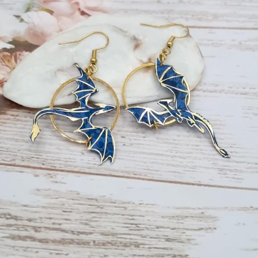 Boucles d'oreilles dragons taille moyenne en liberty Emma and Georgina bleu Boucles d'oreilles dragons taille moyenne en liberty Emma and Georgina bleu
