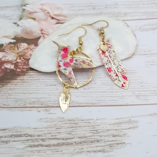 Boucles d'oreilles oiseau colibri et plume en liberty Phoebe fuchsia