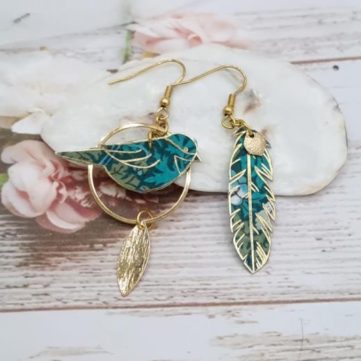 Boucles d'oreilles oiseau et plume en liberty Strawberry thief vert