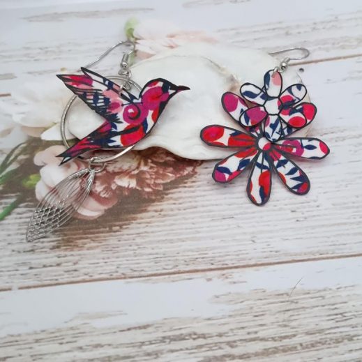 Boucles d'oreilles grand colibri et fleurs en TISSU liberty Wiltshire rouge