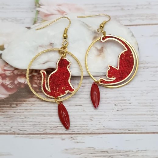 Boucles d'oreilles chats en tissus japonais moiré rouge